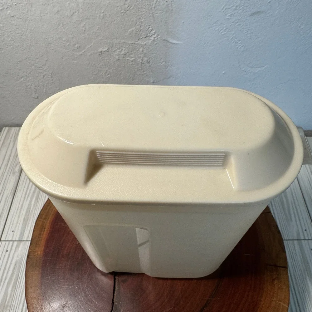 Rubbermaid Servin Saver Pitcher 1.5 Qt 1.4 L Translucent Almond Lid 0922 Vintage